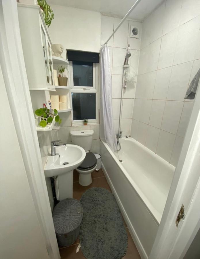 לונדון Guest Bedroom With King Size Bed In Brixton מראה חיצוני תמונה